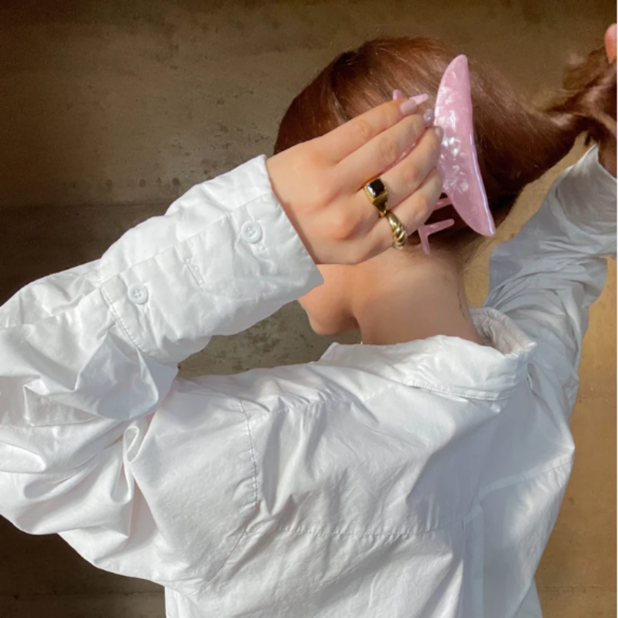 Model using the Mermade Hair Claw Clip - Pink