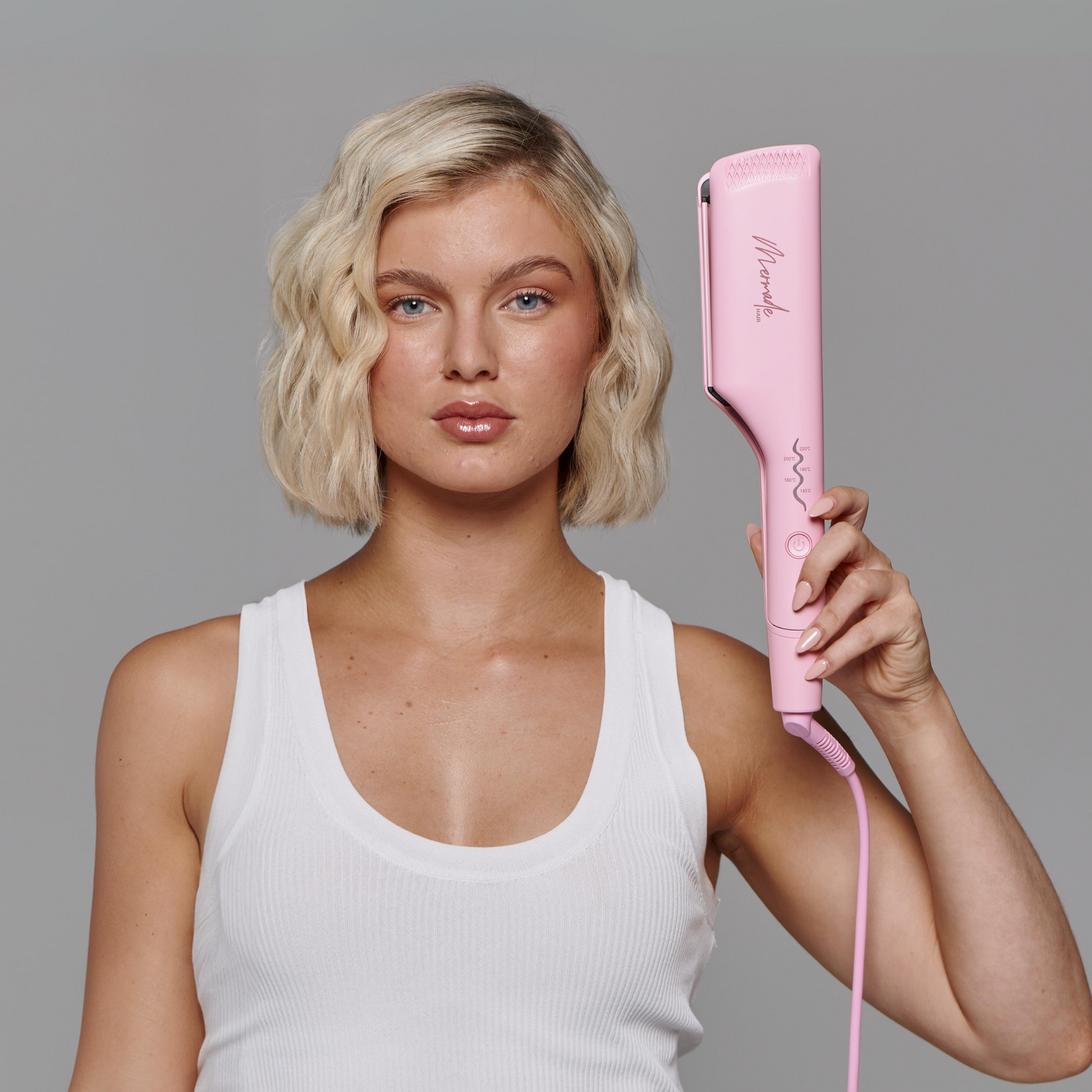 Model with short blonde hair using the Mermade Hair Double Waver - Pink