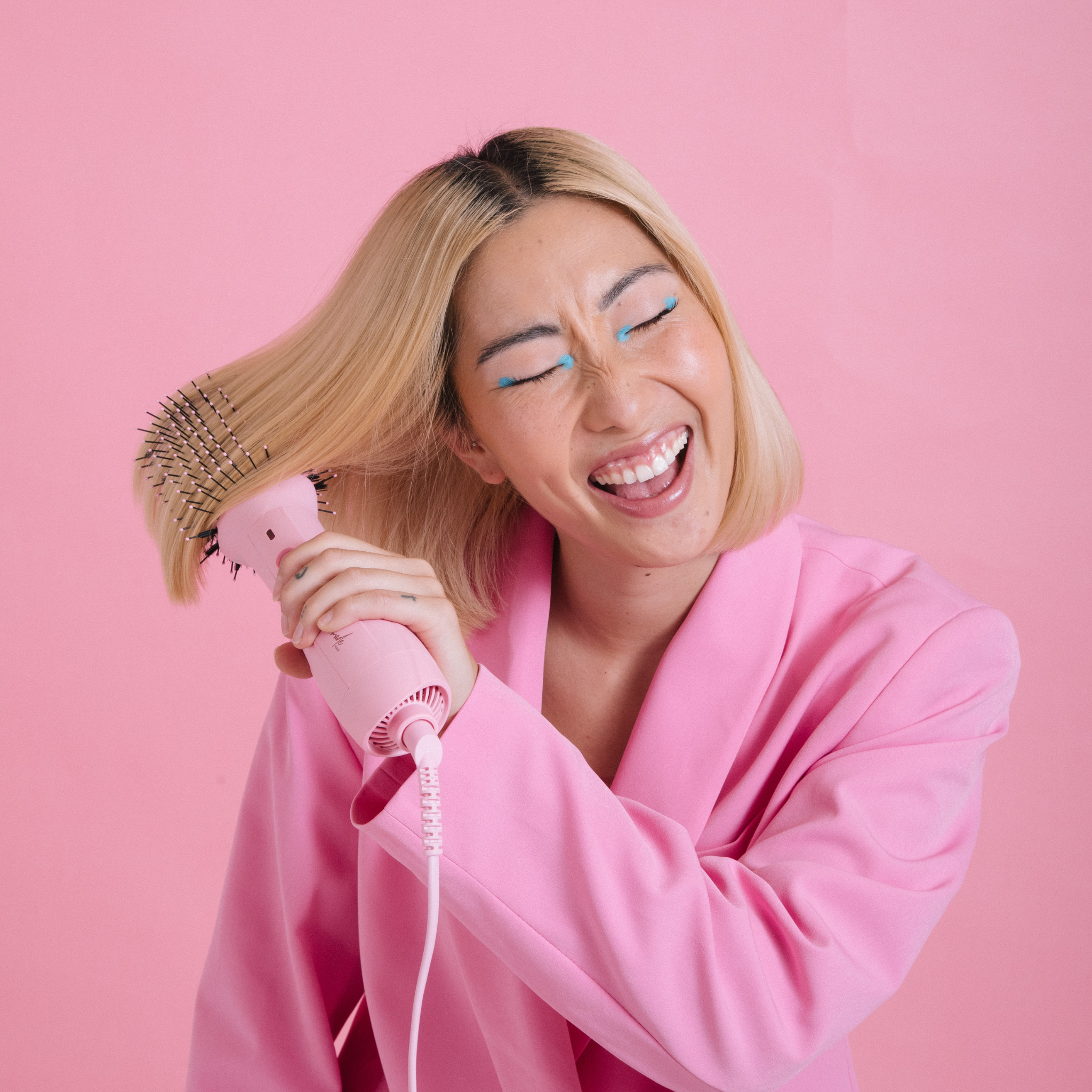 Model using the Mermade Hair Blow Dry Brush - Signature Pink