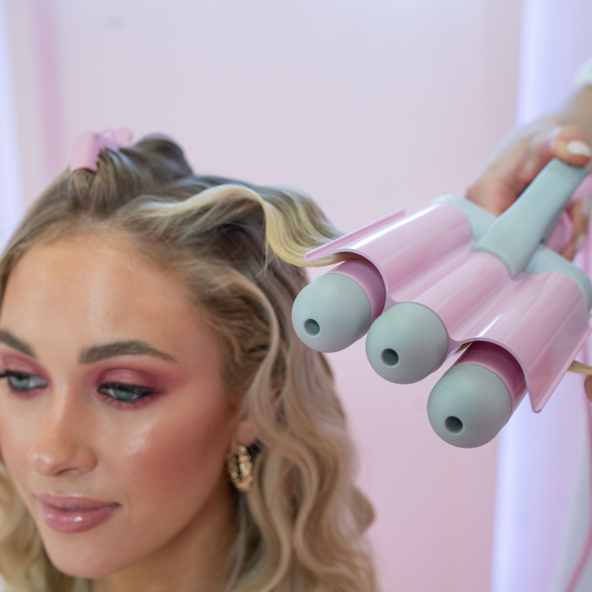 Model using the Mermade PRO Hair Waver - 32mm Pink