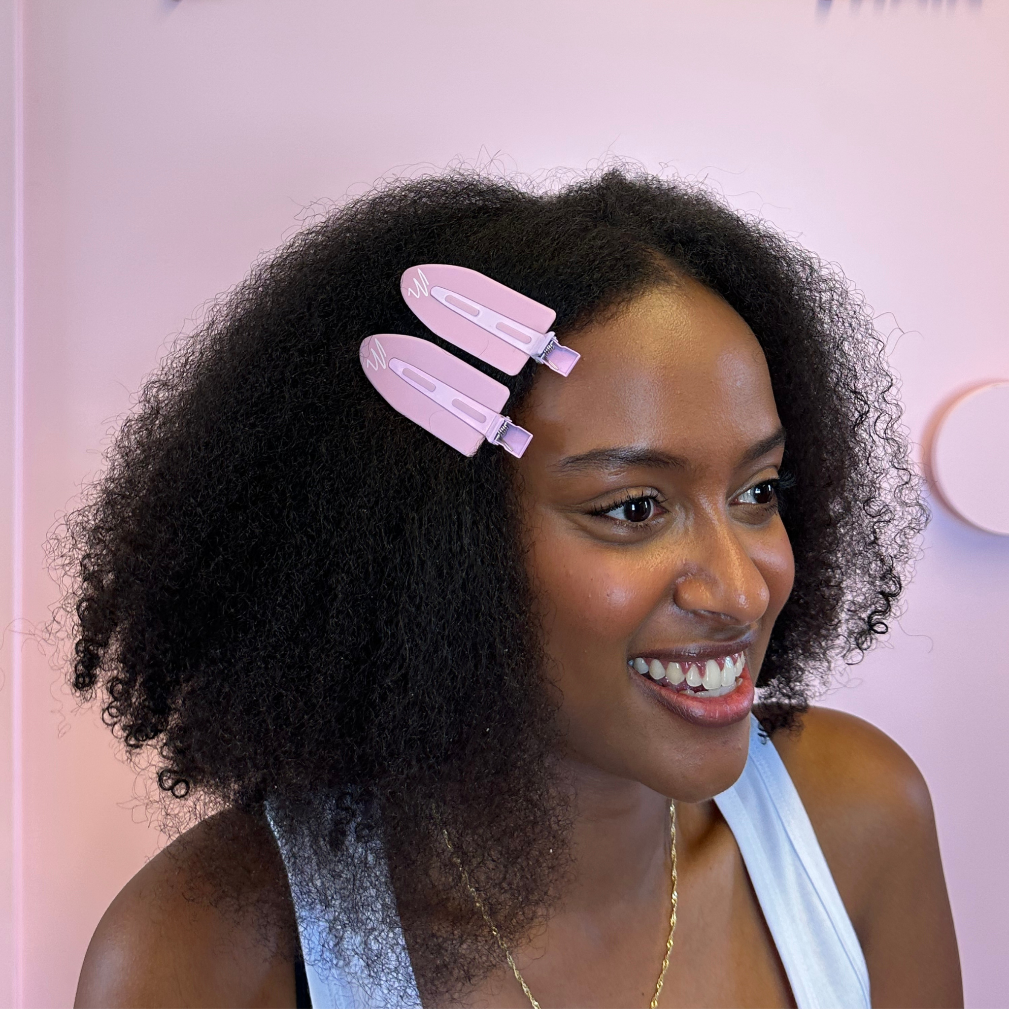 Model using the Mermade Hair Jumbo No-Crease Clips