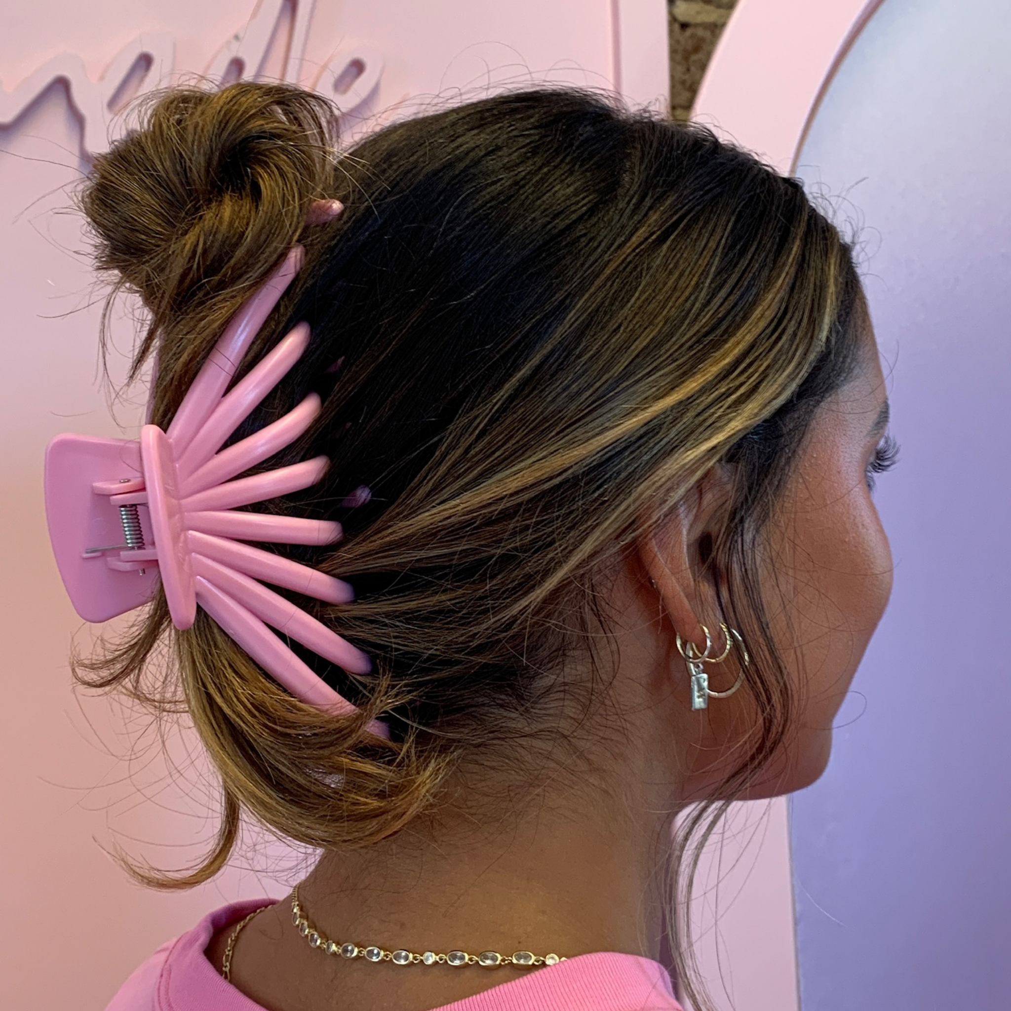 Model using the Mermade Hair Octopus Clip in pink